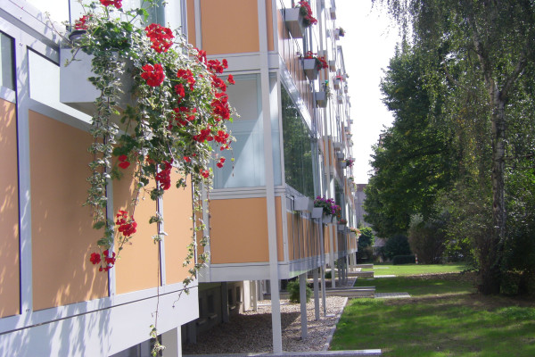 Ruhige 2,5-Raumwohnung mit einem verglasten Westbalkon im Erstbezug