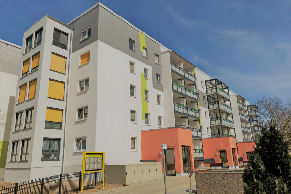 Moderne Familienwohnung im Erstbezug mit Blick auf den grünen Innenhof.